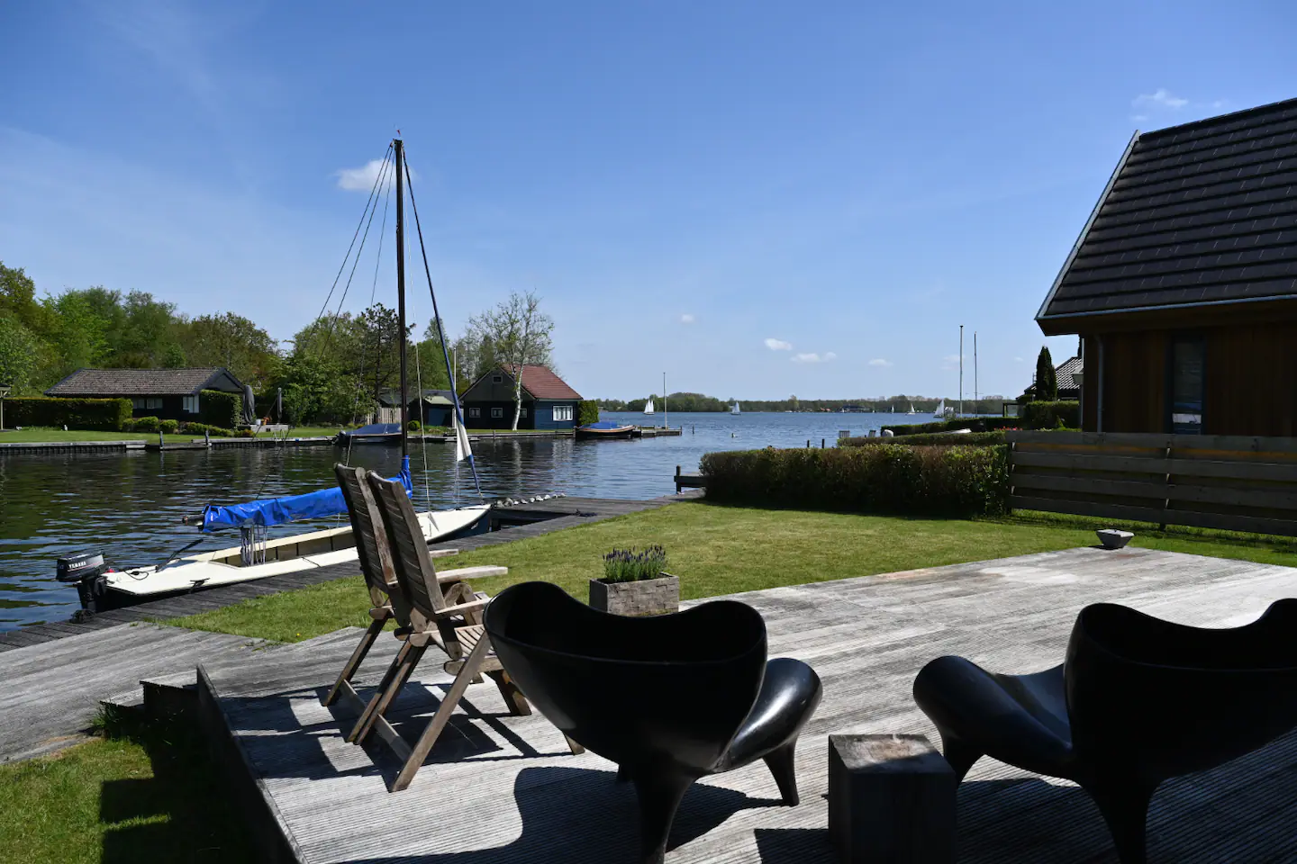 West and east view of the “Press and Radio project in Shizuoka” Kenzo Tange GG Estudio paperback p69